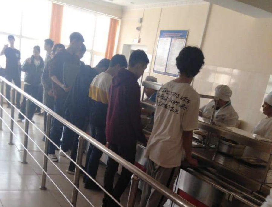 Школьная олимпиада в Шымкенте: 12 детей попали в больницу, постель в общежитии кишит муравьями