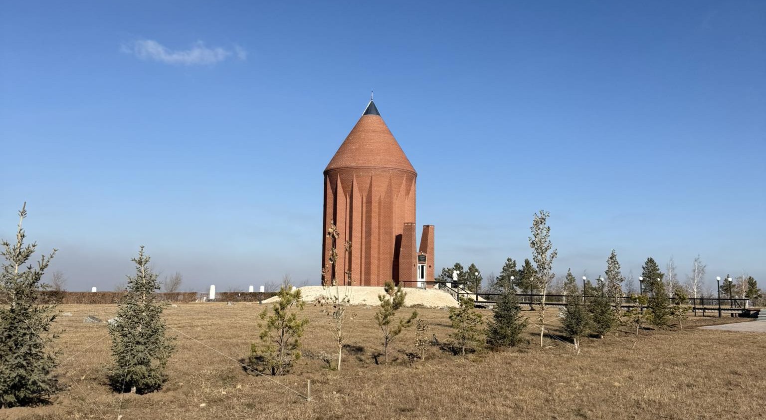 АҚША МЕН ҚАСИЕТ: МАЗАР БАСЫНДАҒЫ ОЙЛАР