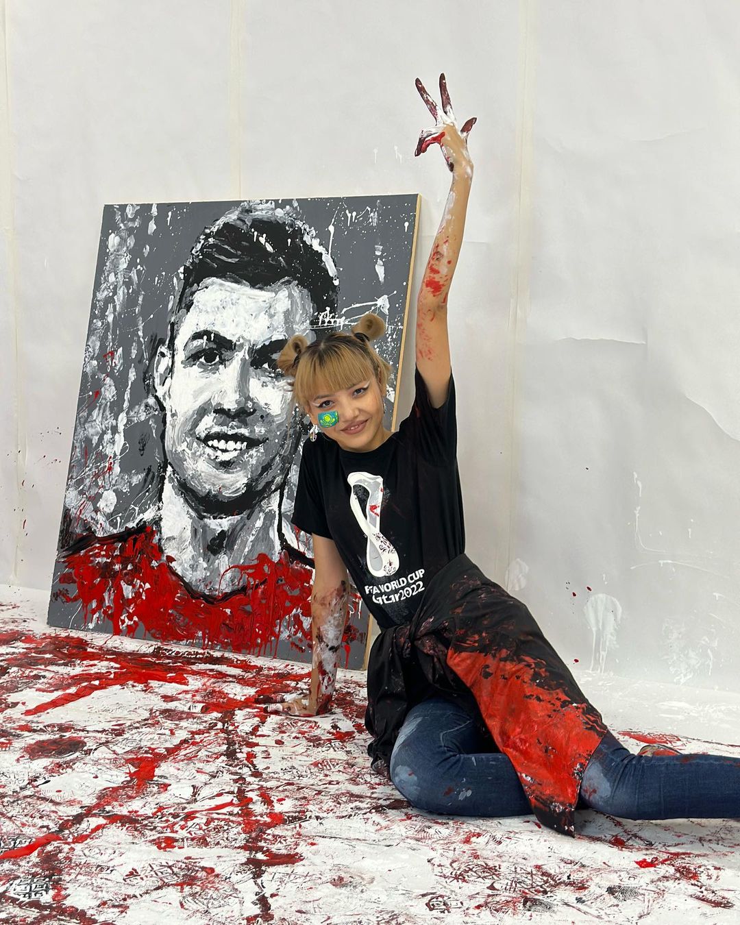 Казахстанская художница нарисовала портрет Роналду футбольным мячом