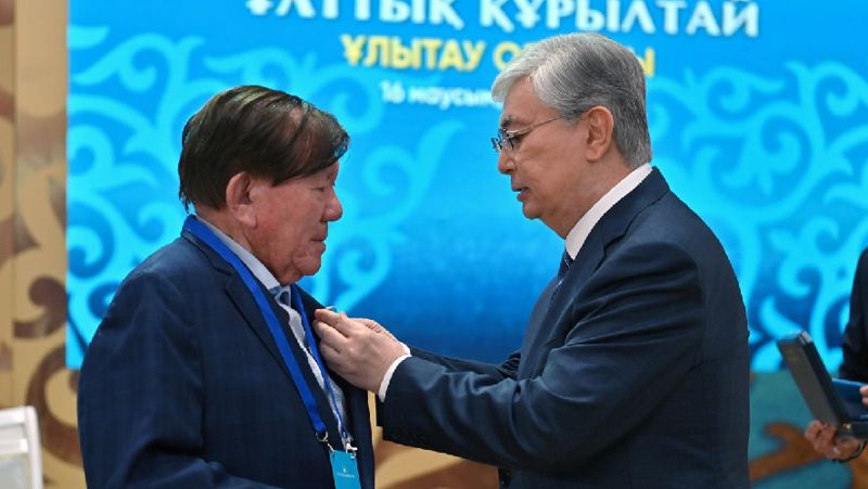 Писателю Мухтару Шаханову Токаев присвоил звание «Қазақстанның еңбек ері»