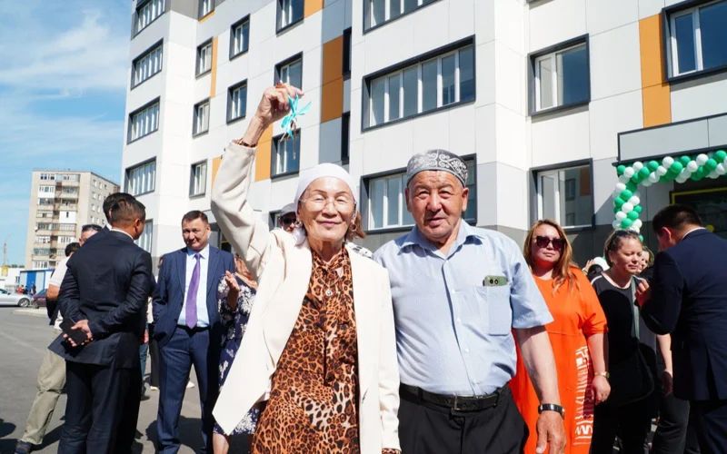 Көкшетауда 100 отбасы реновация бағдарламасы аясында жаңа пәтерге ие болды