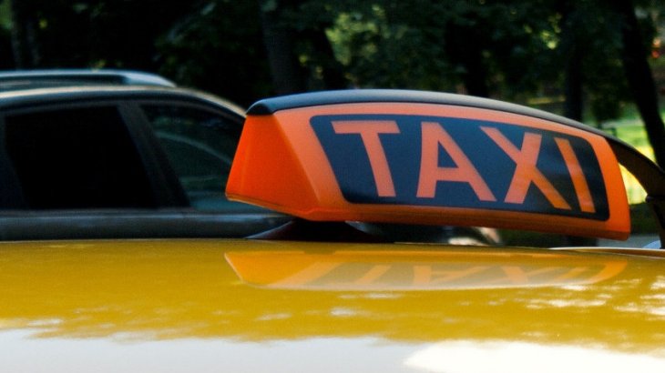 «Қазақ тілінде сөйлеуді талап еткен»: Алматы облысында такси жүргізушісі жолаушы қызды соққыға жыққан