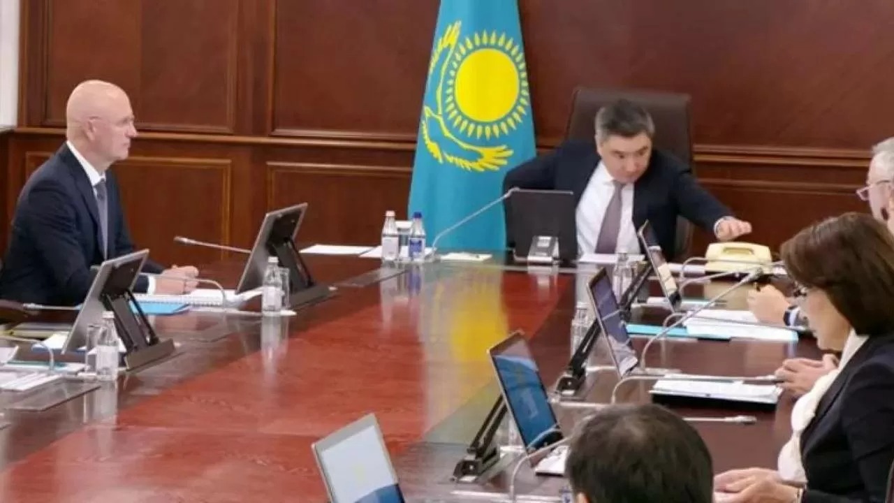 Олжас Бектенов үкімет отырысынан неге шығып кетті ?