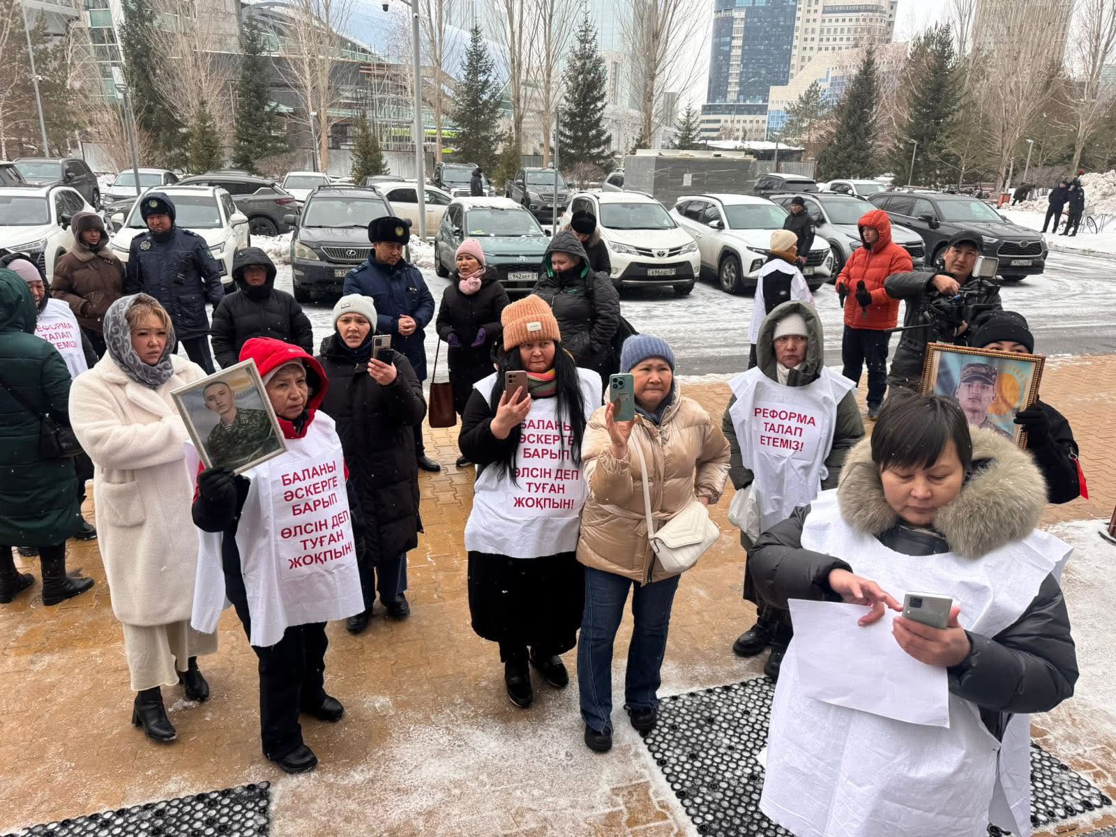 Әскерде қаза тапқан сарбаздардың аналары митингке шықты