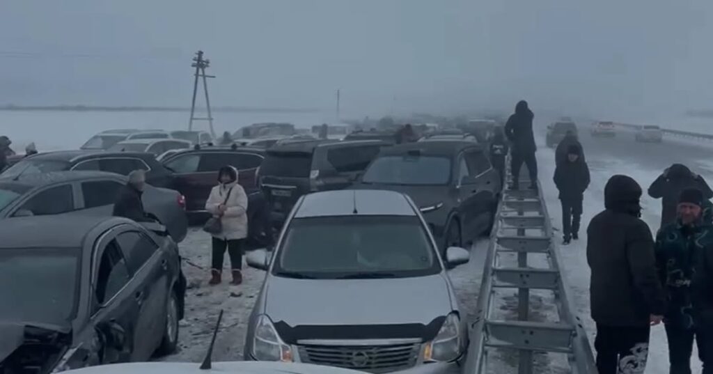 На трассе в Акмолинской области столкнулись около 40 автомобилей