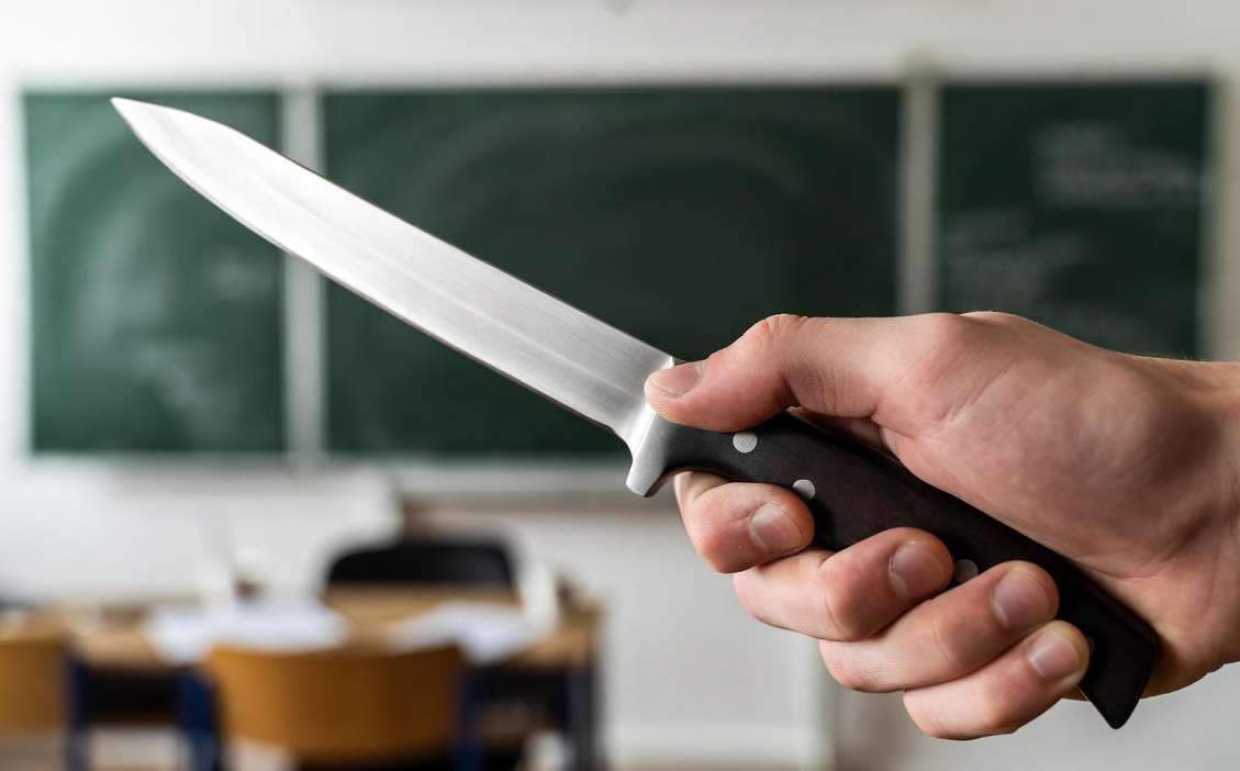 В Атырау школьник напал с ножом на 12-летнюю девочку