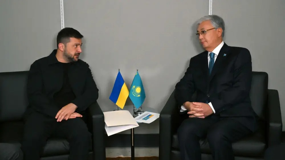 Тоқаев пен Зеленский Украинадағы қақтығысты тоқтату жолдарын талқылады