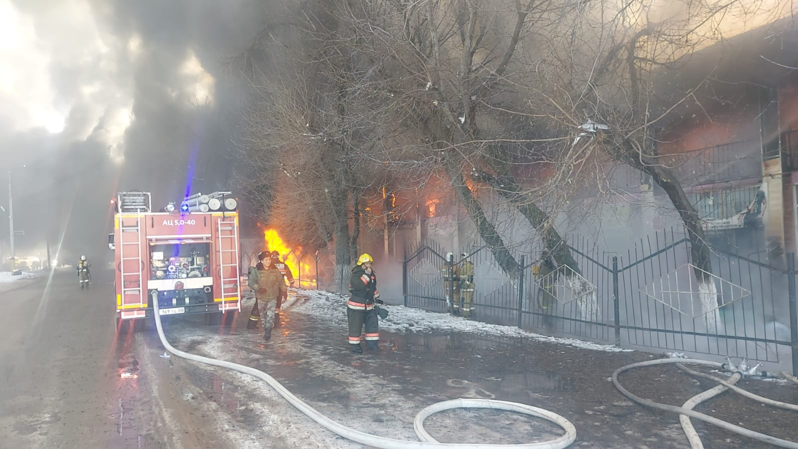 Таразда "Ақсай" базарындағы екі қабатты ғимарат өртенді