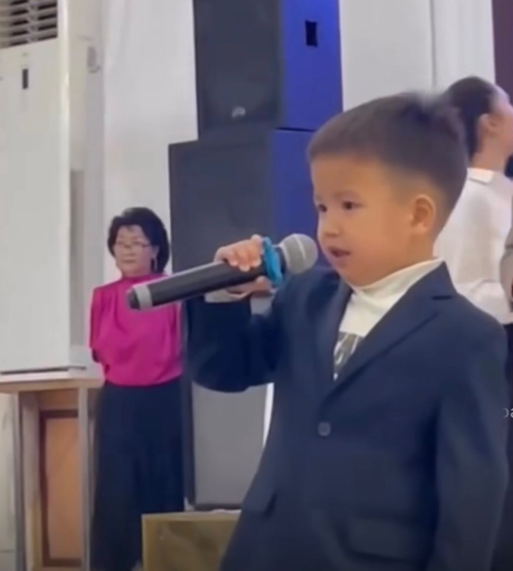 Маленький казахстанец покорил Интернет исполнением песни Sadraddin