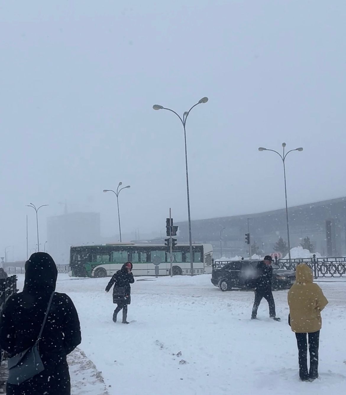 Жители Астаны не могут добраться до работы из-за сильного снегопада