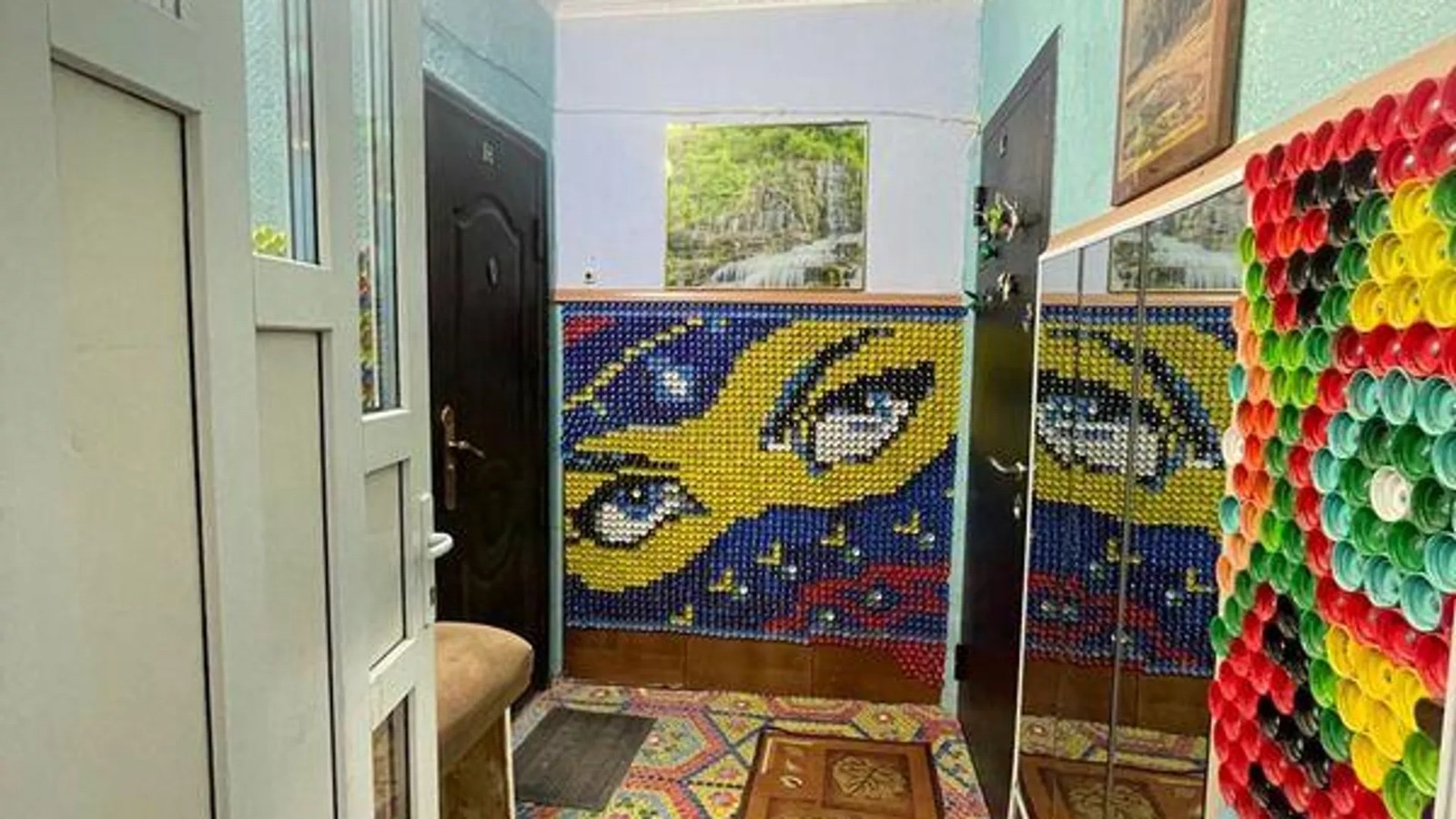 Балқашта зейнеткер өз подъезін өнер туындысына айналдырды