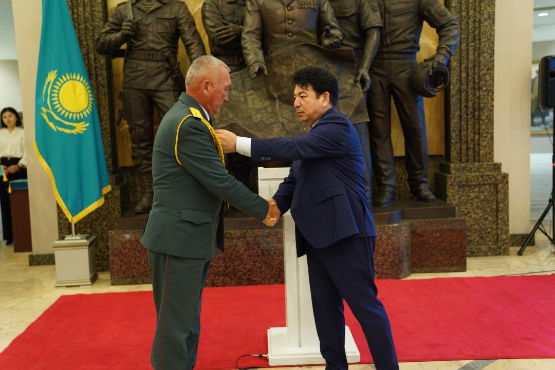 Алғашқы әскери дайындық мұғалімдері марапатталды