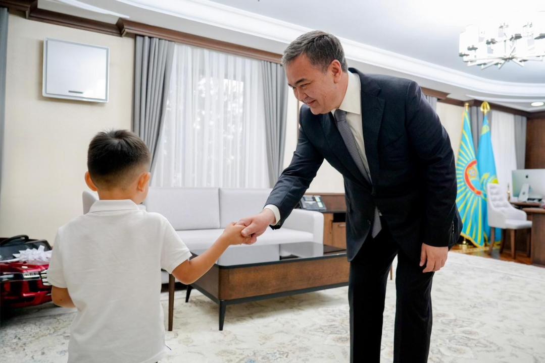 Үш жасар Әміреге президенттің Алғыс хаты табысталды