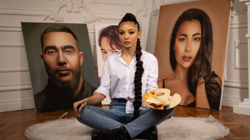 Художница из Алматы  может одновременно нарисовать шесть портретов