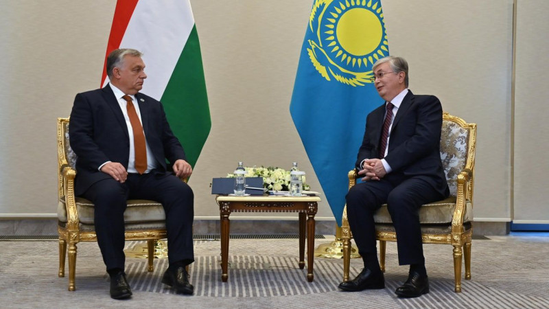 Президент РК встретился с премьером Венгрии в Самарканде