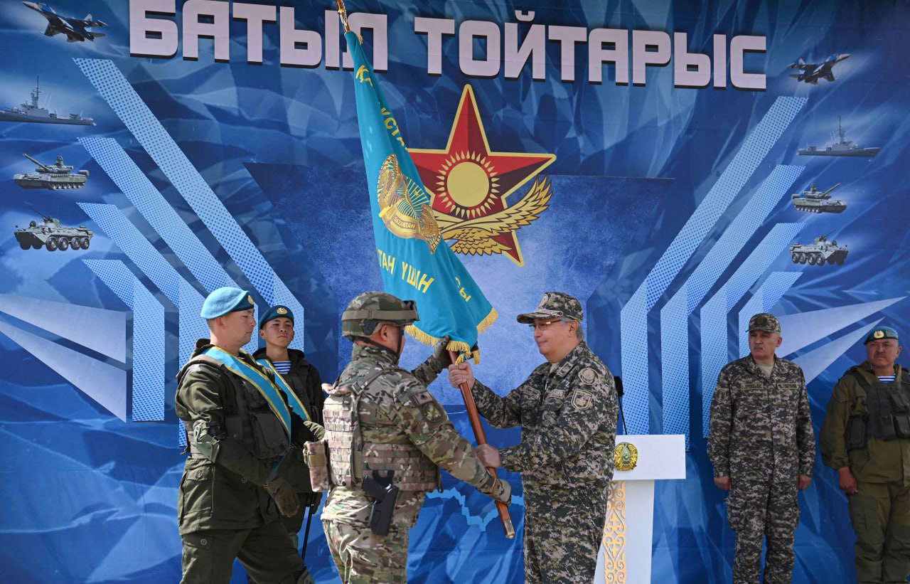 Президент "Батыл тойтарыс - 2023" командалық-штабтық әскери оқу-жаттығуларына қатысты