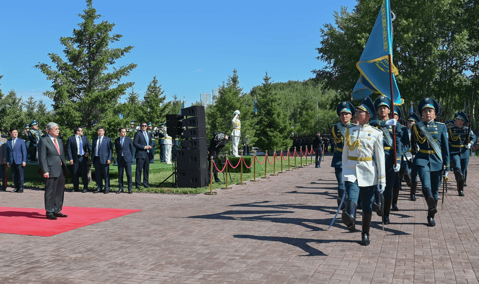 Токаев принял участие в церемонии поднятия Государственного флага Казахстана