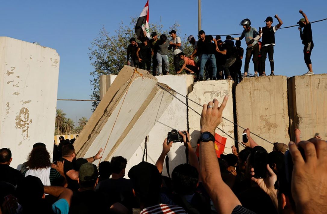 Иракта наразылық білдірушілер парламентке басып кірді